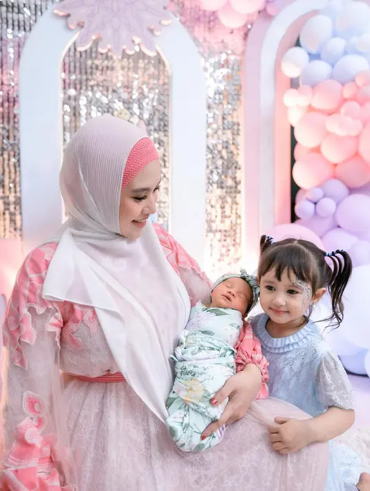 Tak hanya sang ayah, putri kandung Kartika Putri juga begitu bahagia atas kehadiran sang adik. (Foto: Instagram/@kartikaputriworld)
