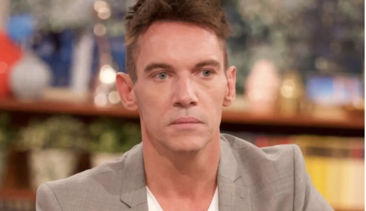 Sepasang mata Jonathan Rhys Meyers memiliki kombinasi warna biru dan hijau dengan bercak-bercak emas. [Foto: Dominic Sherwood]