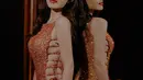 Gala premiere film terbaru, Amanda Manopo tampil menawan dengan cutout dress full payet oranye. Aksen bunga metalik di bagian samping bikin Amanda makin terlihat elegan [@amandamanopo]