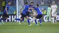 Gelandang Italia, Manuel Locatelli (tengah) melakukan selebrasi usai mencetak gol kedua ke gawang Swiss dalam laga Grup A Euro 2020 di Olimpico Stadium, Roma, Kamis (17/6/2021) dini hari WIB. (Foto: AP/Pool/Ettore Ferrari)