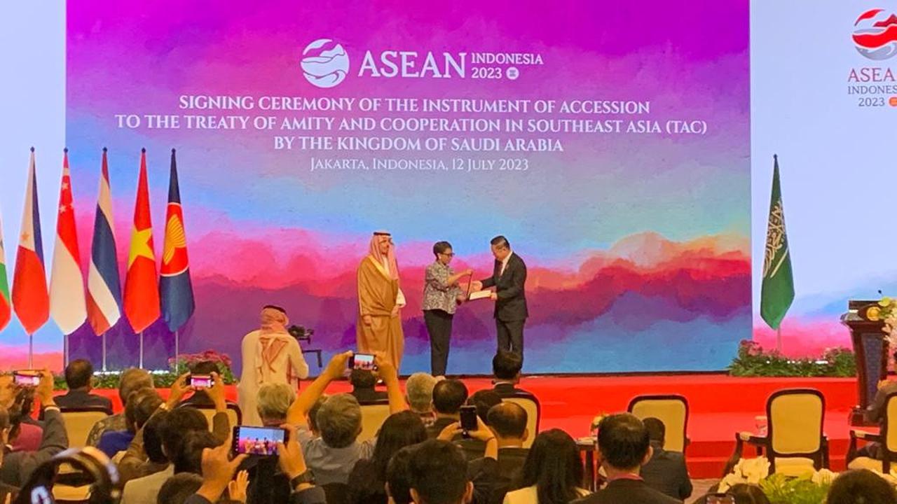 Penandatanganan traktat kerja sama (TAC) antara Arab Saudi dan ASEAN dalam pertemuan ke-56 menlu ASEAN, Rabu (12/7/2023). (Liputan6/Benedikta Miranti)
