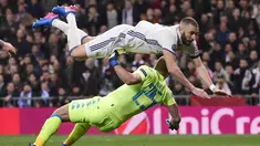 Karim Benzema (atas) dihadang kiper Napoli, Pepe Reina pada laga 16 besar Liga Champions di Santiago Bernabeu stadium, Madrid (15/2/2017). Satu gol Benzema mengantarkan Real Madrid menang atas Napoli 3-1.  (AFP/Pierre-Philippe Marcou)