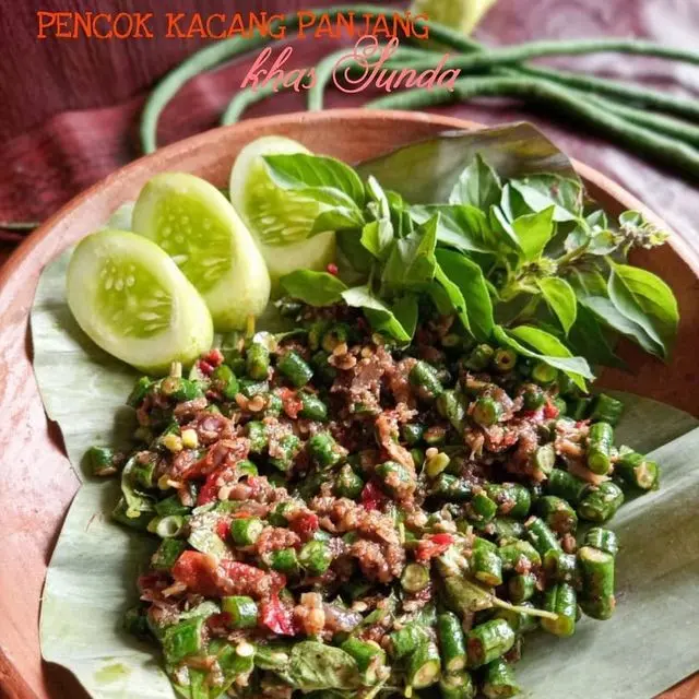 Sepiring pecok kacang panjang dan kemangi