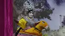 Seorang pemain opera memakai masker saat tampil di atas panggung di Bangkok, Rabu (6/10/2021). Sempat vakum, pertunjukan opera Tiongkok di Thailand kembali dihidupkan meski belakangan ini kasus harian Covid-19 kembali meningkat. (AP Photo/Sakchai Lalit)