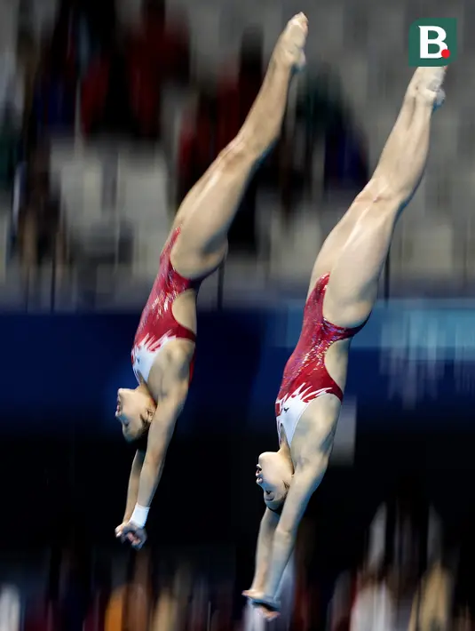 Aksi Zhang Jiaqie dan Zhang Minjie pasangan peloncat indah asal China yang meraih medali emas di nomor papan 10 meter sinkronisasi pada Asian Games 2018 di Stadion Akuatik, Gelora Bung Karno Senayan Jakarta, Selasa (28/8/2018). (Bola.com/Peksi Cahyo)