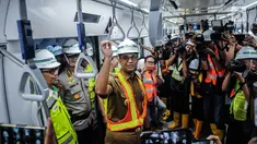 Gubernur DKI Jakarta Anies Baswedan saat mencoba Moda Raya Terpadu (MRT) dari Stasiun Bundaran HI-Lebak Bulus, Jakarta, Senin (10/12). Anies terlihat banyak tersenyum selama perjalanan. (Liputan6.com/Faizal Fanani)