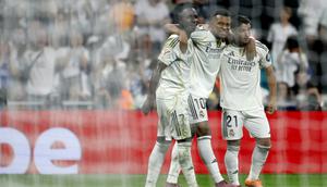 Penyerang Real Madrid asal Prancis #10, Kylian Mbappe, merayakan gol ketiga timnya bersama penyerang Real Madrid asal Brasil #07, Vinicius Junior (kiri), dan penyerang Real Madrid asal Maroko #21, Brahim Diaz, dalam pertandingan Liga Spanyol antara Real Madrid CF dan Villarreal CF di Stadion Santiago Bernabeu, Madrid, Minggu (5-10-2025) dini hari WIB. (Oscar DEL POZO/AFP)