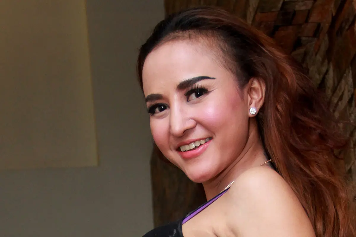 Bintang] Sempat Bikin Gempar, Ini 18 Artis Indonesia yang Memutuskan untuk Melepas Hijab