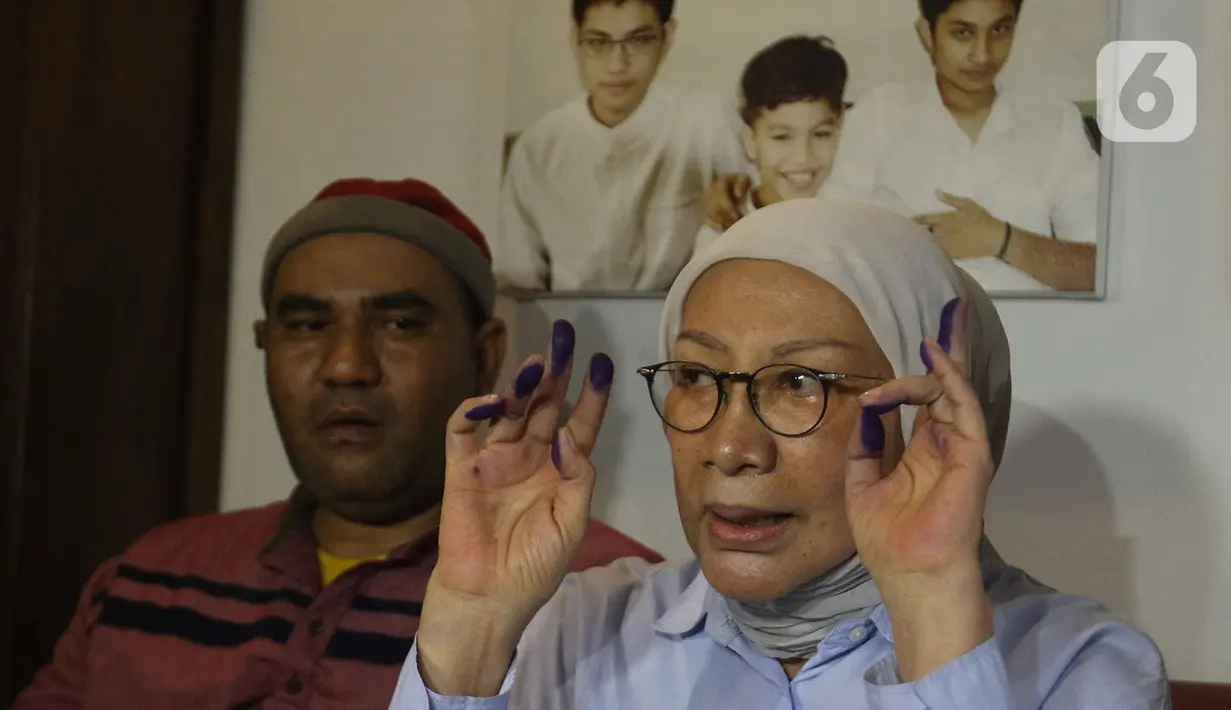Ratna Sarumpaet memberi keterangan di kediamannya usai dinyatakan bebas dari hukuman pidana kasus penyebaran berita bohong atau hoaks, Jakarta, Kamis (26/12/2019). Ratna keluar dari Lapas Perempuan Kelas IIA Pondok Bambu usai permohonan bebas bersyaratnya dikabulkan. (Liputan6.com/Herman Zakharia)