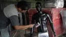 Seorang pekerja mengecat maneken saat pembuatan di Kebon Jeruk, Jakarta Barat, Senin (28/12/2020). Pandemi COVID-19 berdampak pada sepinya pesanan pembuatan patung yang biasa dipakai untuk memajang pakaian tersebut. (merdeka.com/Dwi Narwoko)