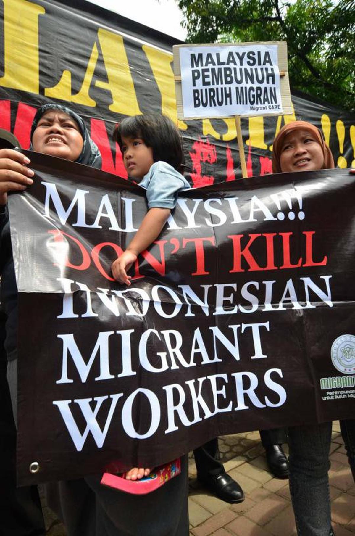 Demonstran yang tergabung dalam Migrant Care menggelar aksi di depan K 
