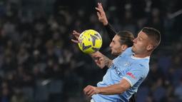 Gelandang Lazio, Sergej Milinkovic-Savic (kanan) berebut bola di udara dengan gelandang Juventus, Adrien Rabiot pada laga pekan ke-29 Liga Italia 2022/2023 di Olimpico Stadium, Roma, Minggu (9/4/2023) dini hari WIB. (AP Photo/Alessandra Tarantino)