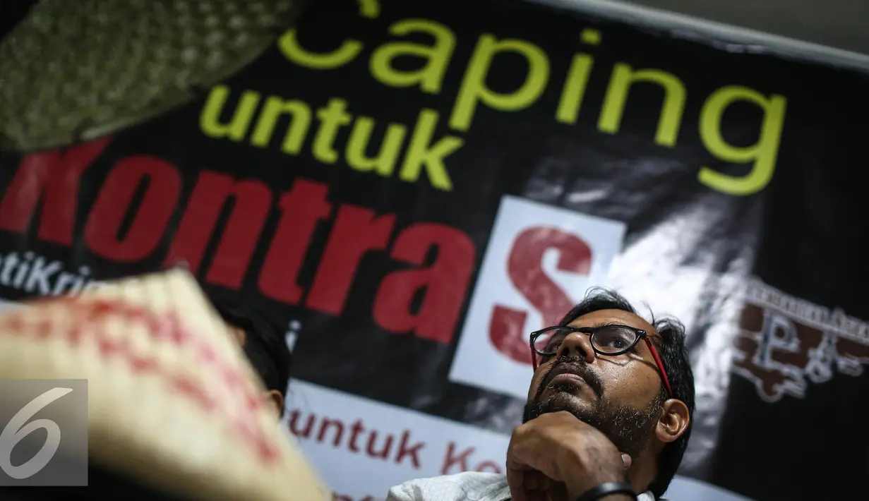 Hariz Azhar mendengarkan pertanyaan wartawan saat hadir dalam dukungan masyarakat dan petani untuk Kontras di Jakarta, Selasa (9/8). Dukungan yang bertemakan "Caping untuk Kontras" untuk menghentikan tindakan kriminalisasi. (Liputan6.com/Faizal Fanani)