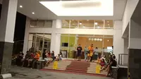 Pengunjung di salah satu hotel di Manado berhamburan ketika gempa Halmahera terjadi. (Liputan6.com/Yoseph Ikanubun)