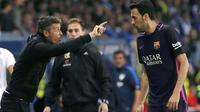 Pelatih FC Barcelon, Luis Enrique (kiri) memberikan instruksi kepada Sergio Busquets (kanan) saat melawan Malaga pada lanjutan La Liga Spanyol di di Estadio La Rosaleda (8/4/2017). Barcelona kalah 0-2 dari Malaga. (EPA/Jorge Zapata)