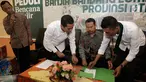Presidium Majelis Nasional KAHMI, Kamrussamad, Ketua MD Lombok Timur NTT, Ahmad Roji dan Muhammad Ridal  saat menandatangani serah terima bantuan korban banjir di Lombok Timur, Jakarta, Selasa (21/11). (Liputan6.com/Pool/KAHMI)