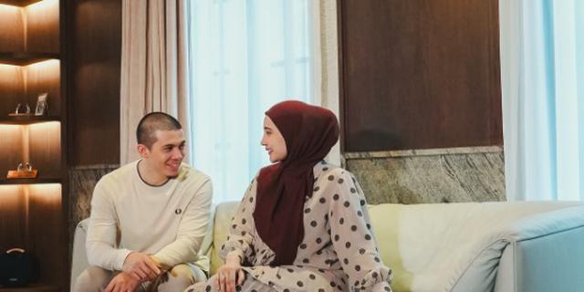 7 Potret Ruang Tamu Vila Zaskia Sungkar dan Irwansyah di Bogor, Hangat dengan Sentuhan Aksen Kayu