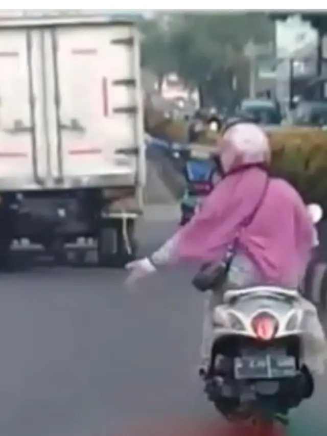 Keren, Viral Aksi Emak-Emak Bantu Mengawal Ambulans agar Bisa Lewat