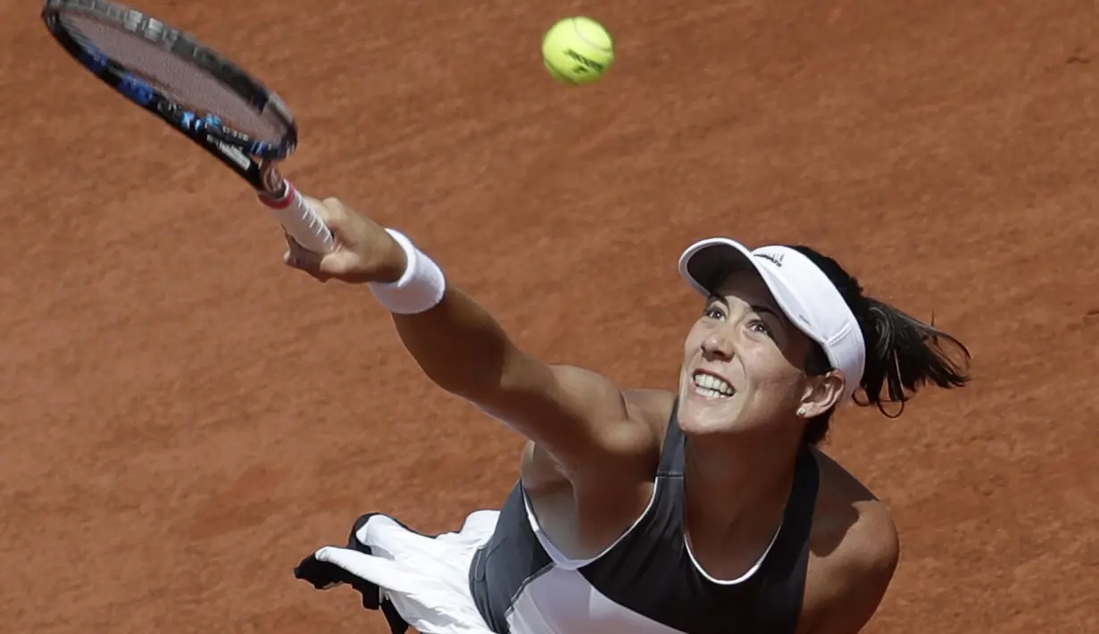 Ekspresi Garbine Muguruza melakukan servis saat melawan Anett Kontaveit pada ajang Prancis Terbuka di Roland Garros stadium, Paris, (31/5/2017). (AP/Petr David Josek)