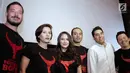 Sejumlah pemain pose bersama saat hadir dalam jumpa pers teaser trailer film Buffalo Boys di Jakarta, Kamis (15/3). Film Buffalo Boys adalah sebuah adventure drama pada masa penjajahan Belanda di Jawa. (Liputan6.com/Faizal Fanani)