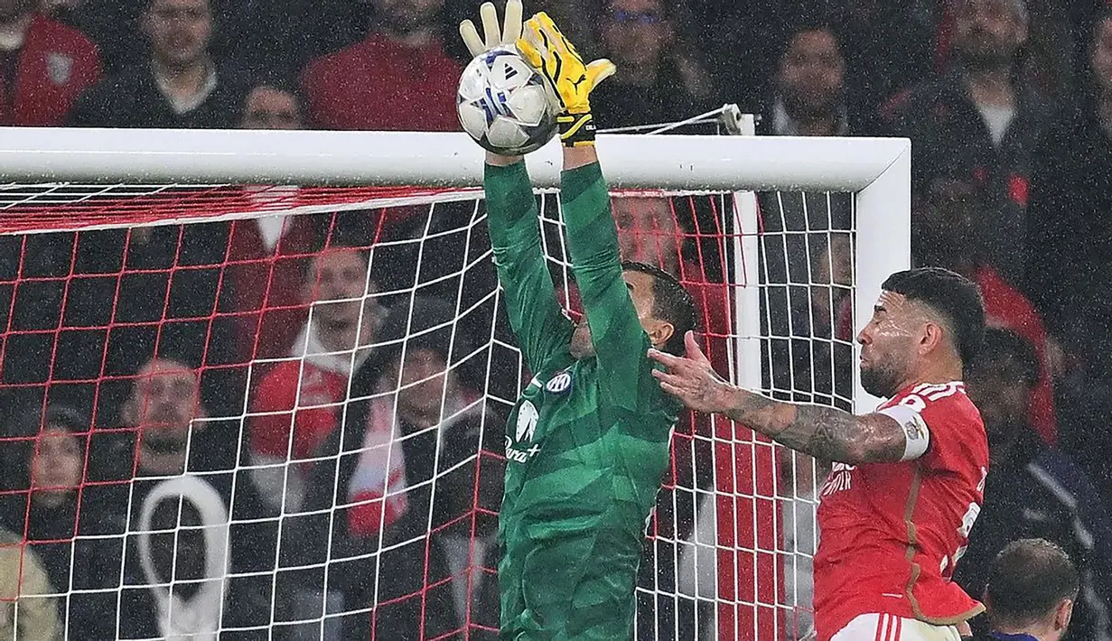 Pada fase grup Liga Champions 2023/2024, Emil Audero yang berstatus pelapis Yann Sommer, hanya tampil dalam satu laga di Grup D yang dihuni oleh Real Sociedad, Benfica dan RB Salzburg. Ia diturunkan pada matchday kelima saat bermain imbang 3-3 dengan Benfica. Inter Milan pun lolos ke babak 16 besar setelah menghuni posisi runner-up pada klasemen akhir di bawah Real Sociedad. (Inter.it)