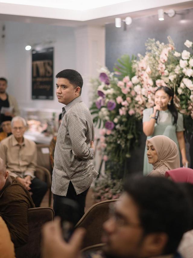 Gaya Kocak Romantis Lamaran Komika Oza Rangkuti dan Aisha Lahtiba, Tampil Simple dengan Busana Serba Lokal