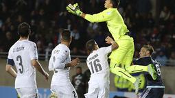 Fernando Muslera kiper Uruguay menyelamatkan gawangnya dari serbuan serangan Argentina. (EPA/Paolo Aguilar)