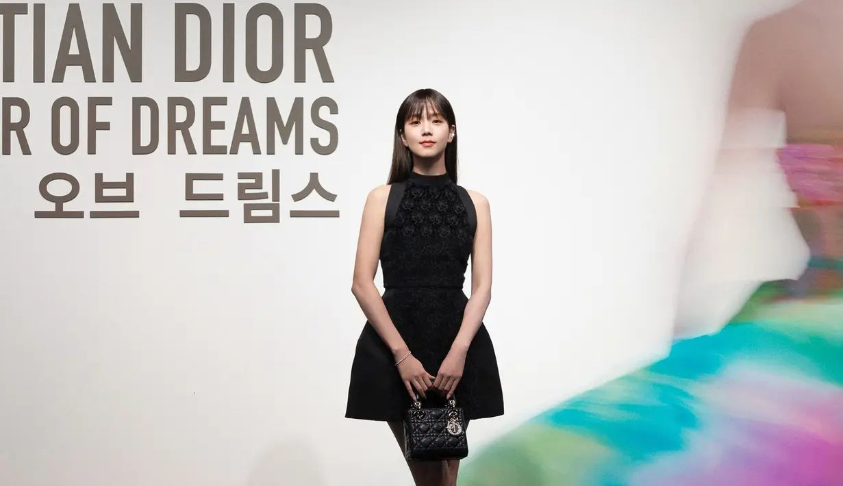 Hadir dengan rambut berponi dan makeup minimalis yang memberi kesan lebih youthful, Jisoo membuktikan bahwa pesonanya tak lekang oleh waktu. [Foto: @pierre__mouton/@dior].