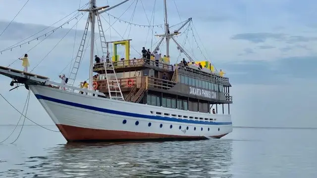 Kapal Jakarta Phinisi berlayar di Pluit, Jakarta Utara.