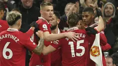 Manchester United berhasil meraih kemenangan tipis 1-0 atas tamunya Brentford pada laga tunda pekan ke-25 Liga Inggris 2022/2023 di Old Trafford Stadium, Kamis (6/4/2023) dini hari WIB. Gol tunggal kemenangan Setan Mearh dicetak striker andalan, Marcus Rashford pada menit ke-27. Gol tersebut menjadi gol ke-15 nya di Liga Inggris musim ini sekaligus menjadi gol ke-27 di semua ajang. Dengan tambahan tiga poin, MU yang kini mengoleksi 53 poin kembali meramaikan persaingan di posisi 3 besar bersama Newcastle United dan Tottenham Hotspur. (AP Photo/Dave Thompson)