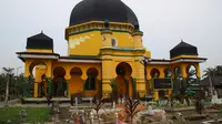 Masjid pertama di Kota Medan ternyata sudah berusia 154 tahun. Saat perombakan pada masa Sultan Deli ke-8, pembuatan masjid itu melibatkan arsitek dari Jerman. (Liputan6.com/Reza Efendi)