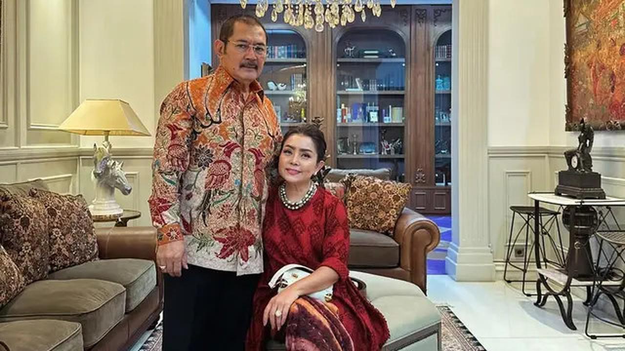 6 Potret Mayangsari dan Bambang Trihatmodjo, Momen Panen Melon Pakai Sepatu Chanel Jadi Sorotan