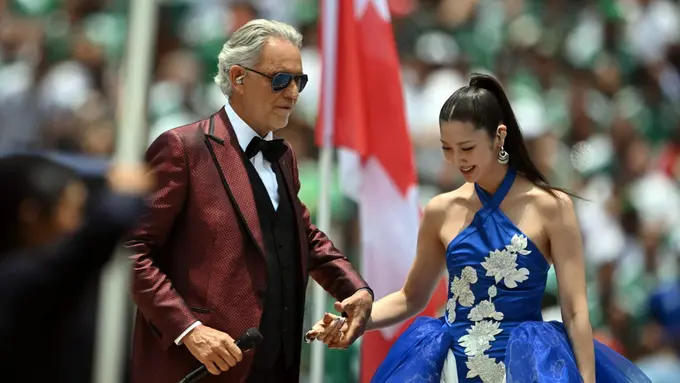 Pesona EJAE Duet dengan Andrea Bocelli di Pembukaan World Cup 2026, Tampil Anggun di Lapangan Hijau