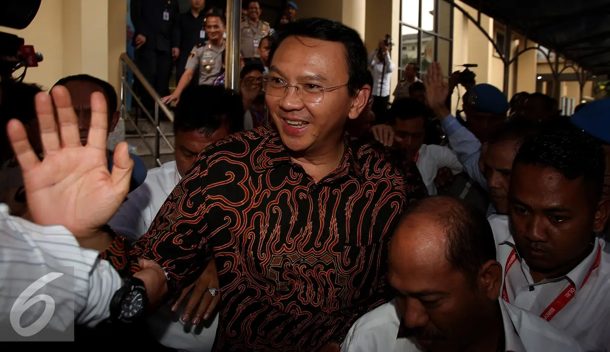 Gubernur DKI Jakarta Basuki Tjahja Purnama (Ahok) keluar dari Bareskrim Polri, Jakarta, Senin (7/11). Ahok diperiksa 9 jam dan diberi 22 pertanyaan terkait kasus dugaan penistaan Agama. (Liputan6.com/Johan Tallo)