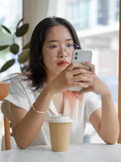 Memilih untuk menyendiri sejenak saat sedang sedih./Copyright depositphotos.com/BongkarnGraphic