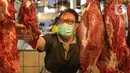 Pedagang memeriksa daging di Pasar Tebet Timur, Jakarta, Jumat (11/6/2021). Sebelumnya, pemerintah berencana menjadikan bahan pokok sebagai objek pajak. (Liputan6.com/Faizal Fanani)