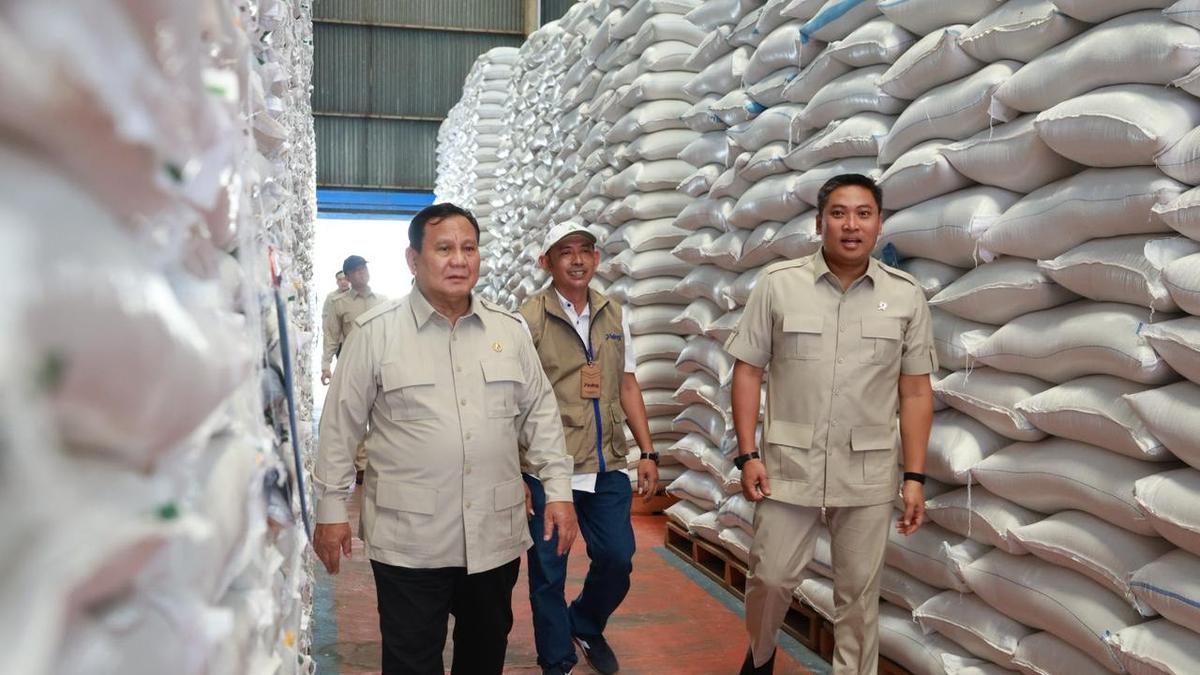 Wamentan Dampingi Prabowo Sidak ke Gudang Bulog Danurejo, Pastikan Stok Beras Aman