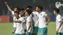 Pemain Timnas Indonesia U-19 merayakan gol yang dicetak Arkhan Fikri (kedua kiri) pada laga terakhir grup A Piala AFF U-19 2022 melawan Myanmar U-19 di Stadion Patriot Candrabhaga, Bekasi, Jawa Barat, Minggu (10/7/2022). Timnas Indonesia U-19 tampil menguasai lapangan dan berhasil menundukkan Myanmar U-19 5-1. (Liputan6.com/Helmi Fithriansyah)