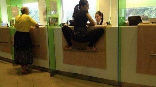 Bikin Gagal Paham, Ini 8 Aksi Orang Cuek Dengan Sekitarnya