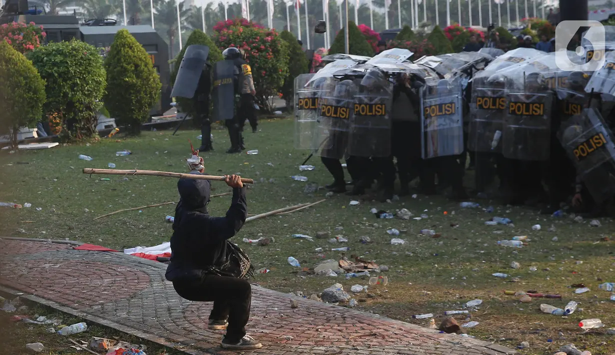 Pihak Kepolisian berusaha menahan aksi massa yang mencoba masuk ke dalam area gedung MPR, DPR, dan DPD RI di Jakarta, Kamis (22/8/2024). (Liputan6.com/Angga Yuniar)