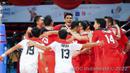 Para pemain Timnas Voli Putra Indonesia merayakan kemenangan timnya setelah mengalahkan tuan rumah Vietnam pada laga final SEA Games 2021 yang berlangsung di Dai Yan Sports Arena, Quang Ninh Vietnam, Minggu, 22 Mei 2022. Skuat asuhan Jiang Jie berhasil menang telak dengan skor 3-0 (25-22, 25-18, dan 25-15). (Foto: NOC Indonesia/MP Media/Gilang Riandi)