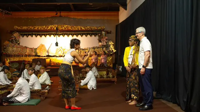 CEO Apple Tim Cook mengunjungi Museum Wayang Jakarta, Rabu (17/4/2024). Credit: Apple