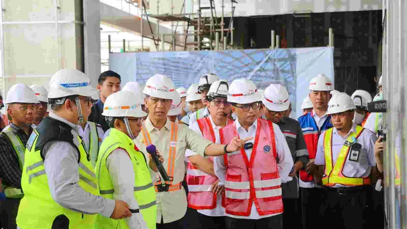 Pj Gubernur DKI Jakarta Heru Budi Hartono mendampingi Menteri Perhubungan (Menhub) Budi Karya Sumadi meninjau proyek pembangunan Stasiun Integrasi Lintas Raya Terpadu (LRT) Halim, Jakarta Timur  pada Kamis (23/3/2023).