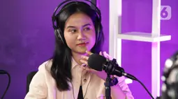 Mayang saat tampil dalam acara Podcast di studio Liputan6.com, Jakarta, Rabu (19/1/2022). Dalam acara bincang ringan tersebut, adik dari mendiang Vannesa Angel tersebut banyak bercerita seputar kehidupan dan karier. (Liputan6.com/Helmi Fithriansyah)