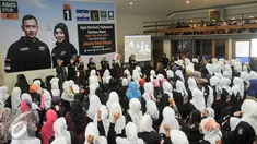 Annisa Pohan saat bersama komunitas Perempuan Asli Jakarta di Wisma Proklamasi, Menteng, Jakarta Pusat, Jumat (25/11). Dalam acara ini, Perempuan Jakarta Agus-Sylvi (Asli) mengadakan konsolidasi terkait pilkada DKI Jakarta. (Liputan6.com/Yoppy Renato)