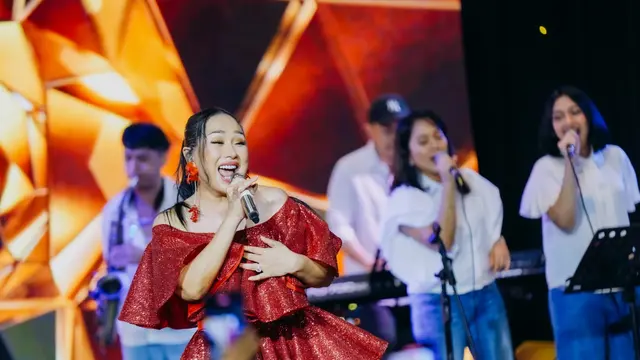 Titi DJ Perdana Bawakan Lagu Terbaru Top Forty