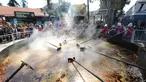 Para koki mempersiapkan kacang lentil rebus di panci raksasa untuk memecahkan rekor dunia Guinness Record dalam acara Prado Rural di Montevideo, Uruguay, Minggu (13/9/2015). Kacang tersebut cukup untuk memberi makan 10.000 orang. (AFP PHOTO/Miguel Rojo)