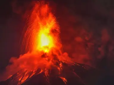 Lava mengalir keluar dari kawah Gunung Berapi Fuego, seperti yang terlihat dari San Juan Alotenango, Guatemala, Selasa, 4 Agustus 2026. (AP Photo/Moises Castillo)