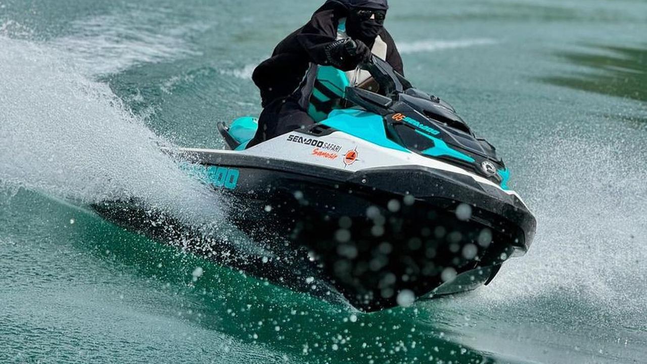 Buktikan Cadar dan Busana Syar'i Tak Jadi Penghalang, Ini 7 Potret Umi Pipik Ngebut Naik Jetski di Danau Toba
