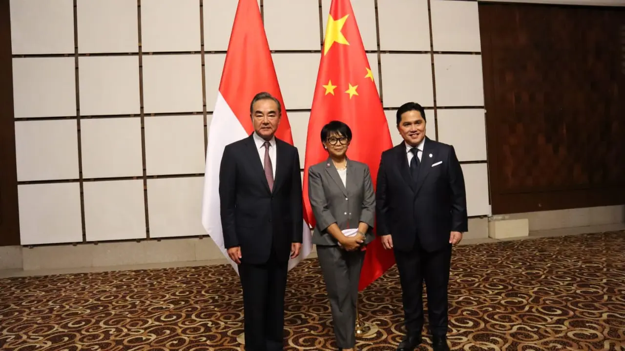 Menteri Luar Negeri Retno Marsudi bersama dengan Menteri BUMN Erick Tohir melakukan kunjungan ke RRT dan bertemu dengan Menlu Wang Yi.